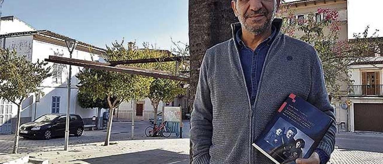 Jaume SansÃ³ posa en la PlaÃ§a Tomeu Penya junto a su nuevo libro que presenta este domingo en el Teatre de Vilafranca.