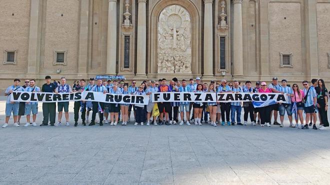 La afición del Málaga, en la plaza del Pilar: "Volveréis a rugir. Fuerza, Zaragoza"