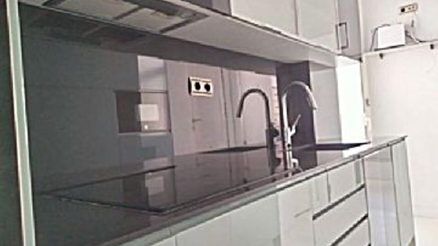 280.000 € Venta de piso en Zaragoza (centro) 98 m2, 3 habitaciones, 1 baño, 2.857 €/m2, 2 Planta...