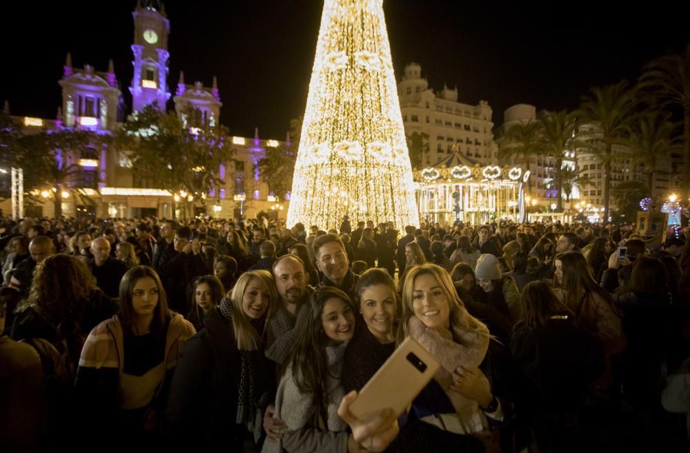 Llenazo en la plaza del Ayuntamiento de València durante el día festivo por el aniversario de la Constitución.