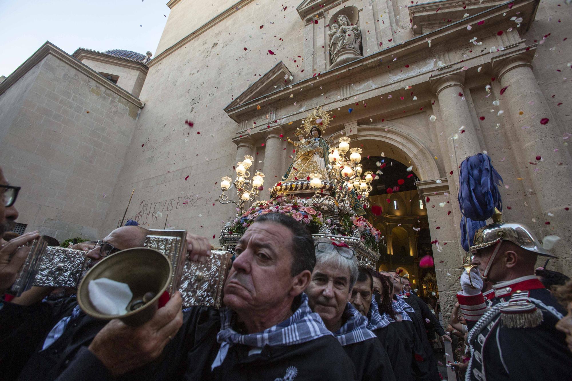 La Patrona de Alicante, la Virgen del Remedio, vuelve a recorrer las calles tras el parón de la pandemia