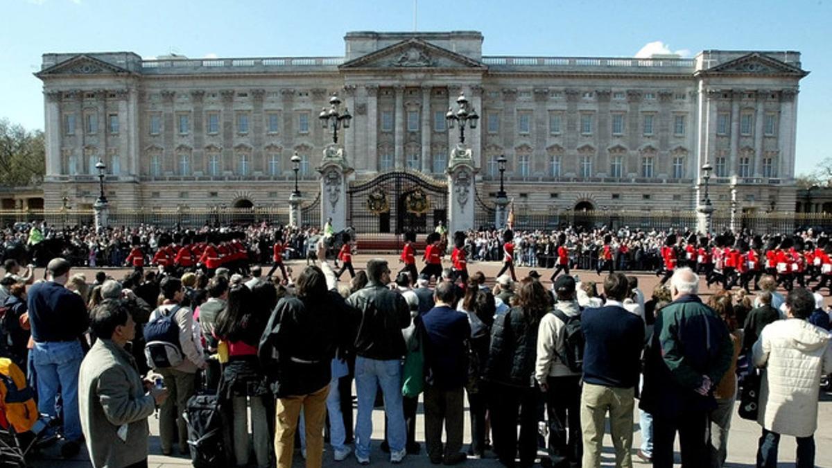 Turistas ante el palacio de Buckingham, en Londres