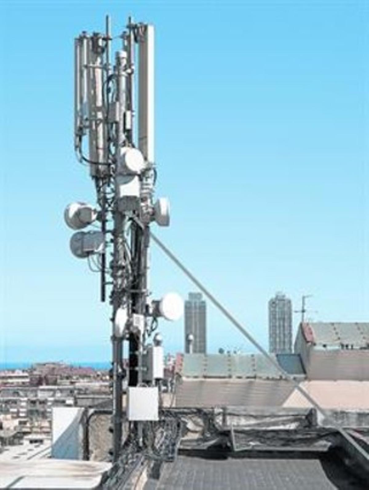 Una antena de telefonía móvil en una azotea de Gran Via con Marina.