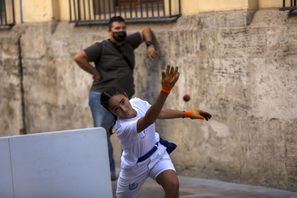 Las fallas infantiles recuperan la pilota valenciana en la calle del ayuntamiento