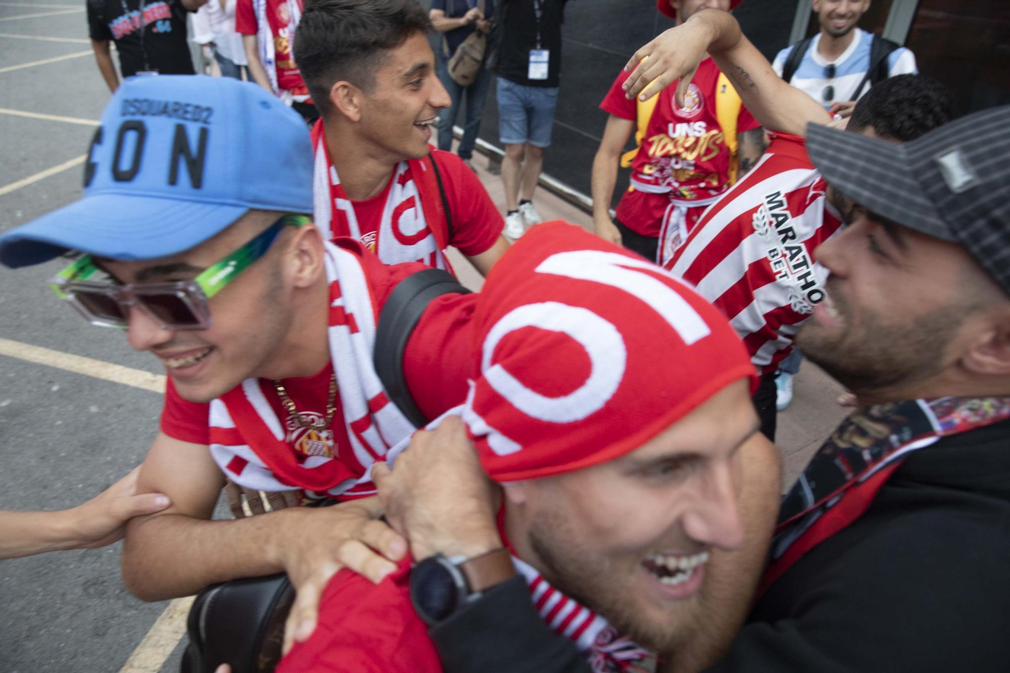 Els aficionats reben al Girona a l'aeroport