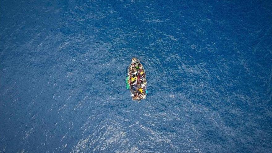 Detienen a una patera que viajaba con ocho inmigrantes rumbo a España