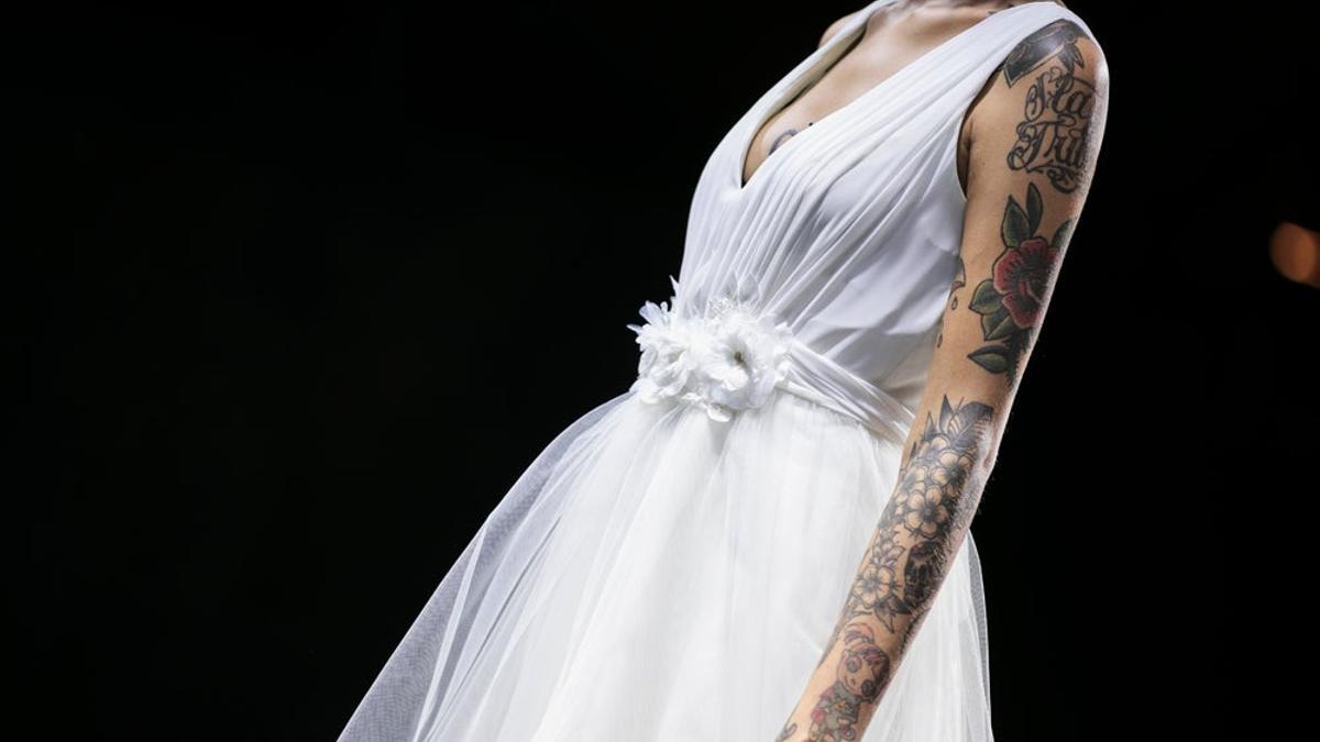 Vestido de novia con escote cruzado de C&amp;A