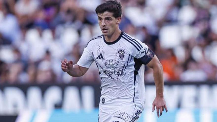 Riki conduce una pelota con el Albacete en un partido de Segunda División. |  LaLiga