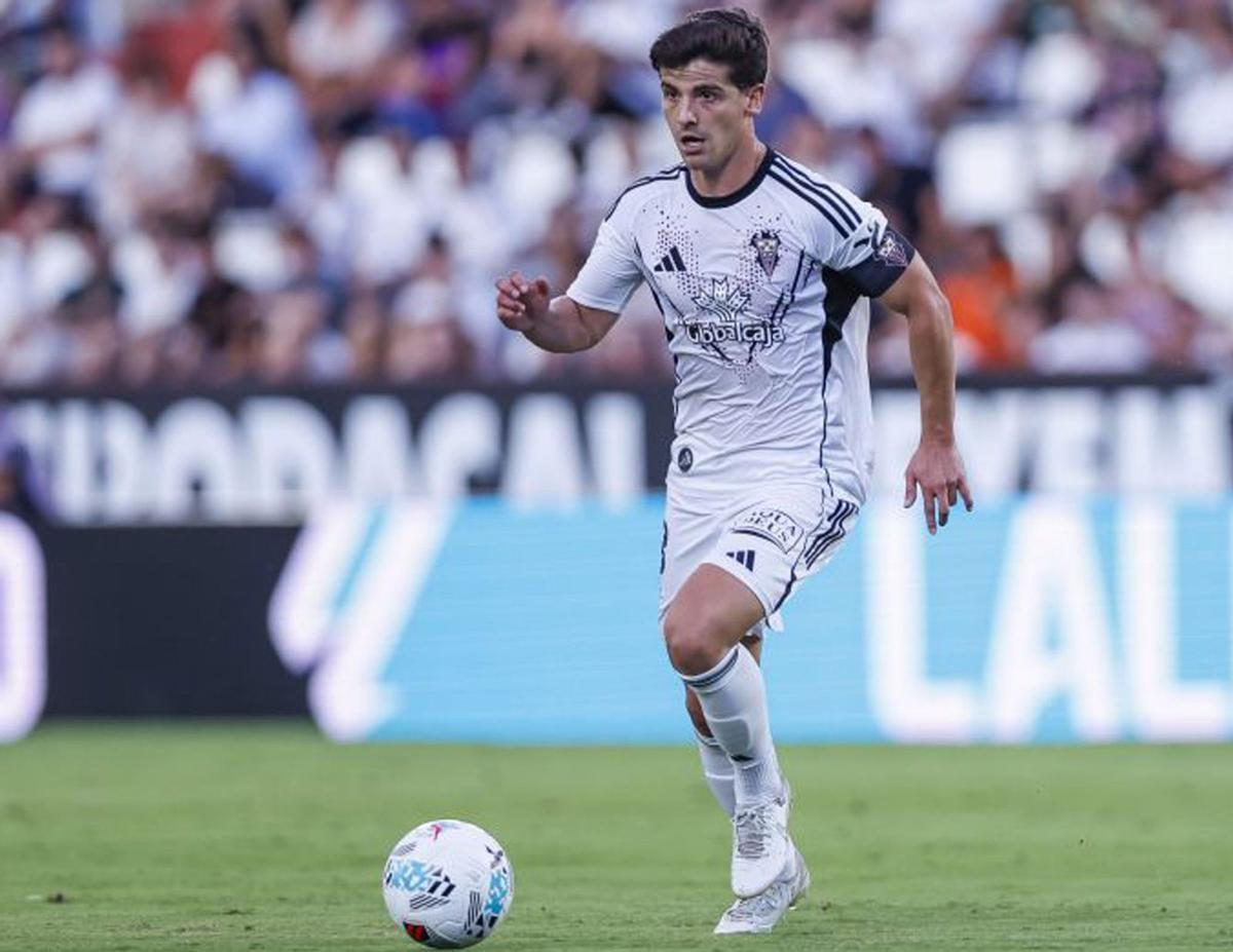 Riki conduce una pelota con el Albacete en un partido de Segunda División. |  LaLiga