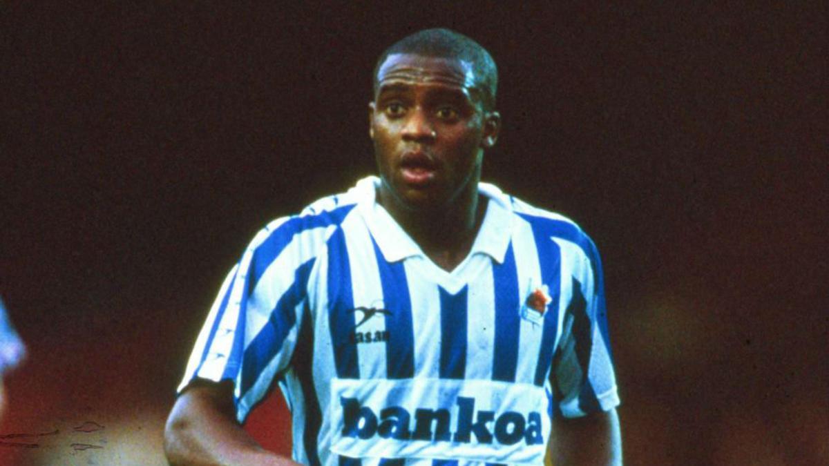 Dalian Atkinson, con la camiseta de la Real Sociedad.