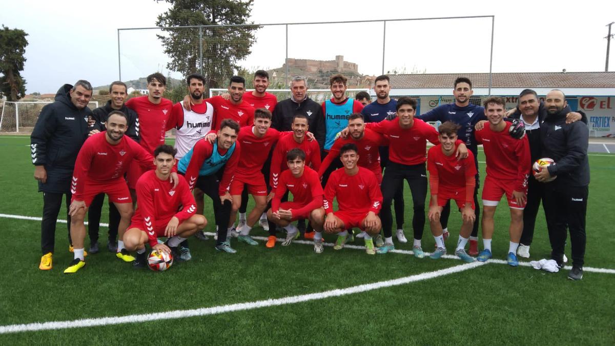 Plantilla del Don Benito tras un entrenamiento de esta semana en Medellín.