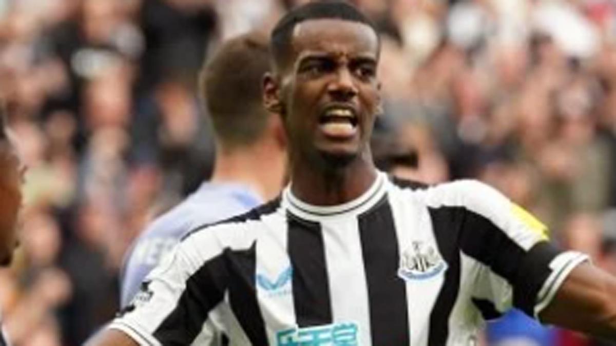 Alexander Isak, lamentándose con el Newcastle