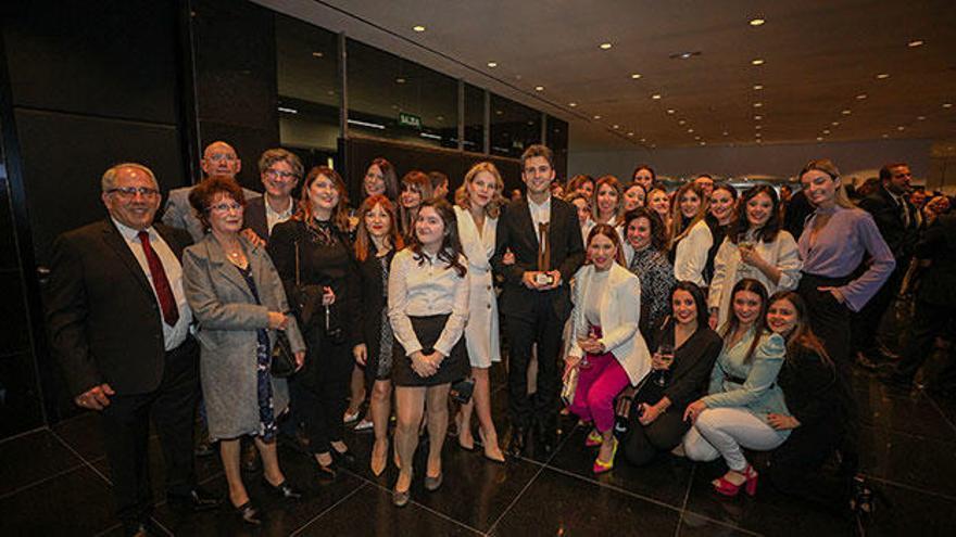 El empresario Silverio Ros, junto a familiares y miembros de su empresa, Pianno 39, tras recoger el «Importante» del mes de junio durante la gala que se celebró el jueves en el ADDA.