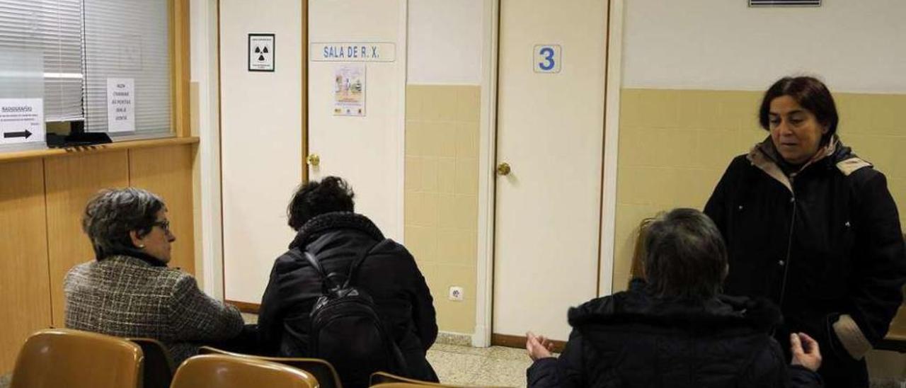 Usuarios del centro de salud, ayer, en la sala de espera de Radiología. // Bernabé / Javier Lalín