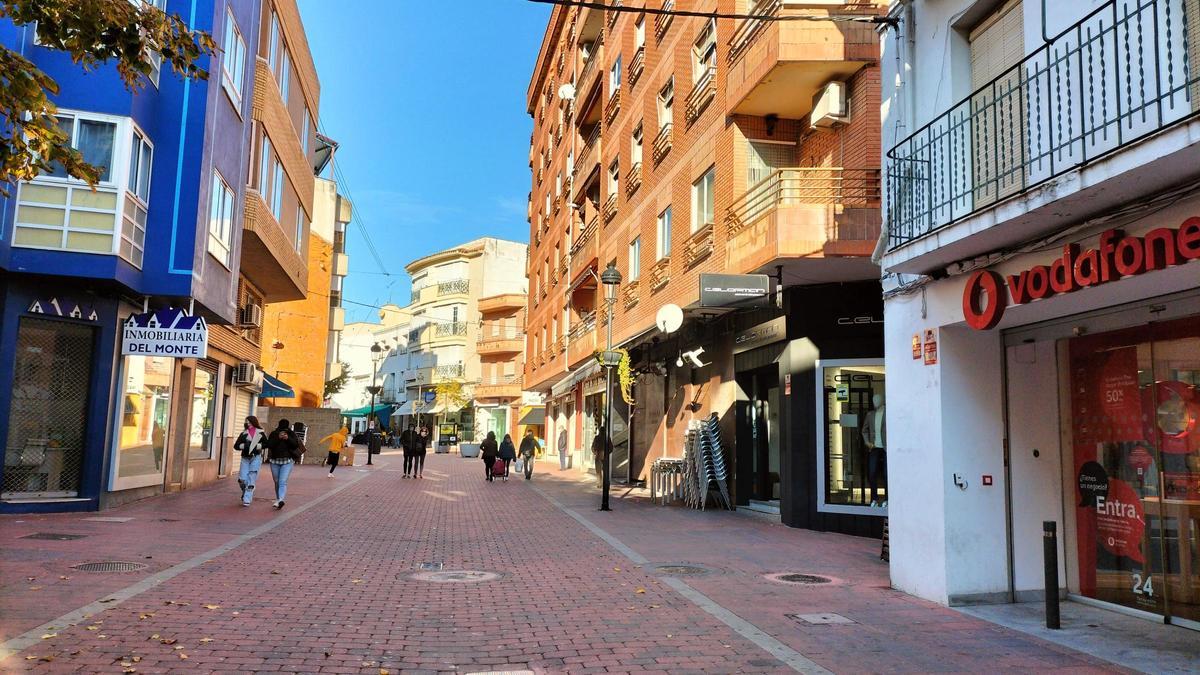 Calle Urbano González Serrano, una de las vías que congrega más comercios en Navalmoral.