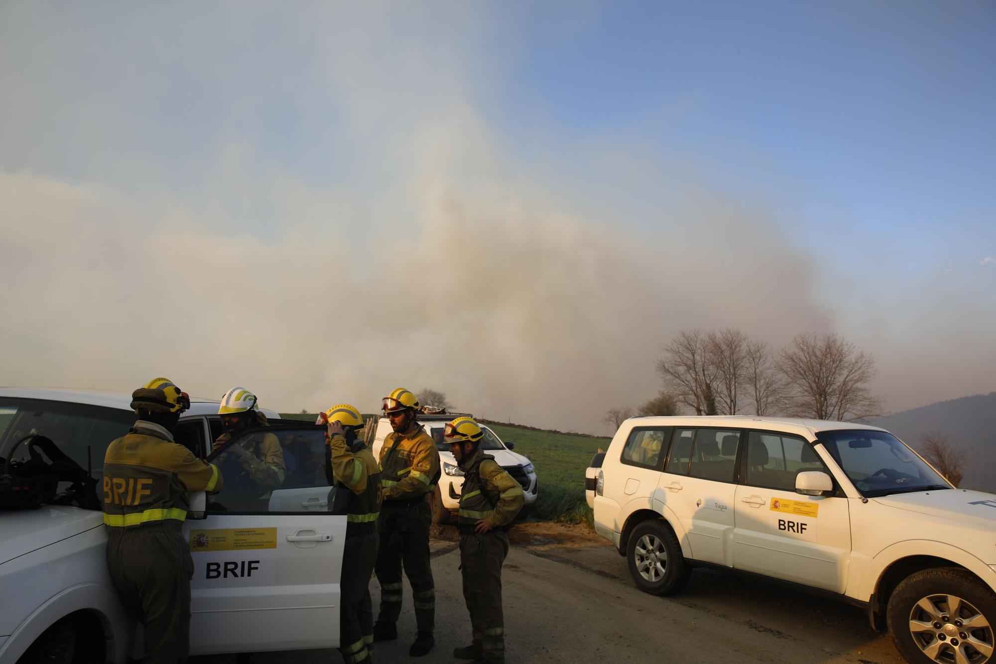 EN IMÁGENES: bomberos, vecinos y la UME luchan contra el preocupante incendio en Tineo