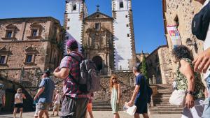 Turistas en la plaza de San Jorge de Cáceres