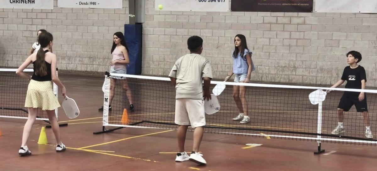 Los más mayores se apuntaron al taller de pickleball.