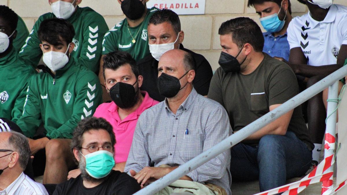 Sergi Escobar, Xavi Galván, Ángel Dealbert y Fernando Gómez Colomer, el viernes en La Celadilla de Utiel viendo al filial.