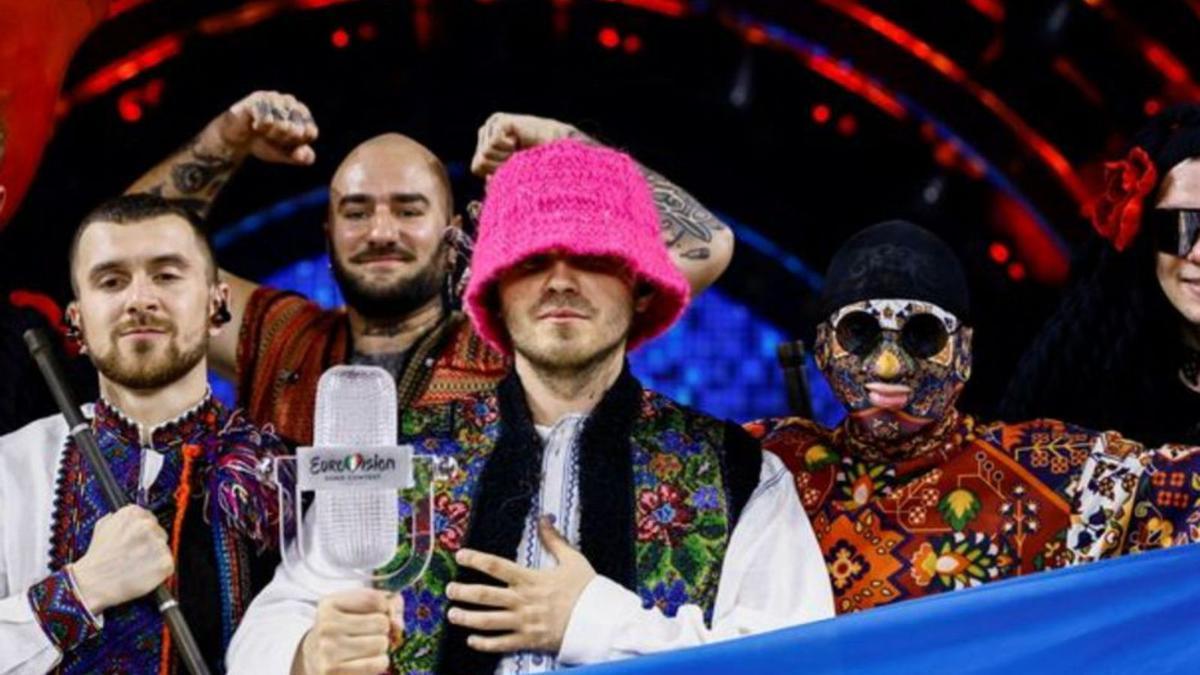 Els representants d’Ucraïna amb el guardó d’Eurovisió.  | REUTERS