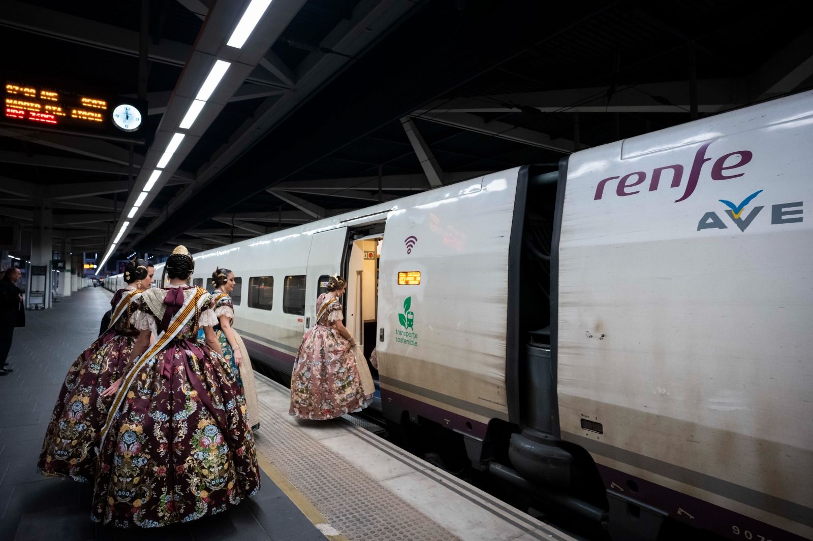 La Fallera Mayor de València y su corte, camino de Madrid