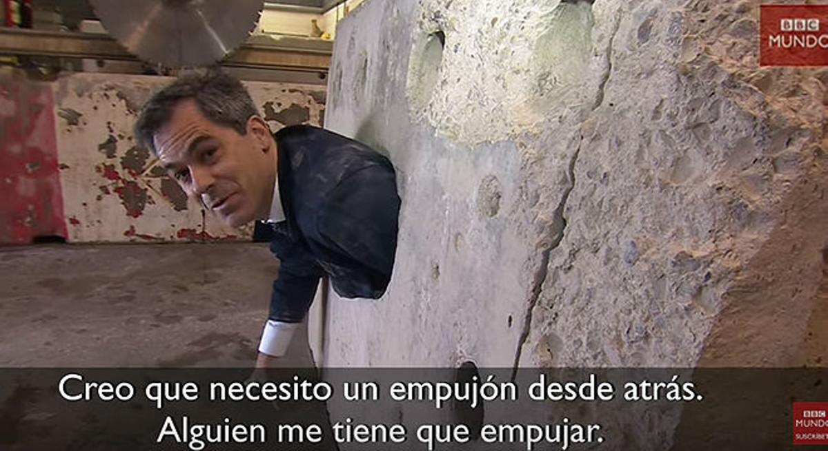 El periodista de la BBC Daniel Sandford queda encallat en un forat quan mostrava com es va robar en un banc.