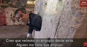 El periodista de la BBC Daniel Sandford queda encallat en un forat quan mostrava com es va robar en un banc.