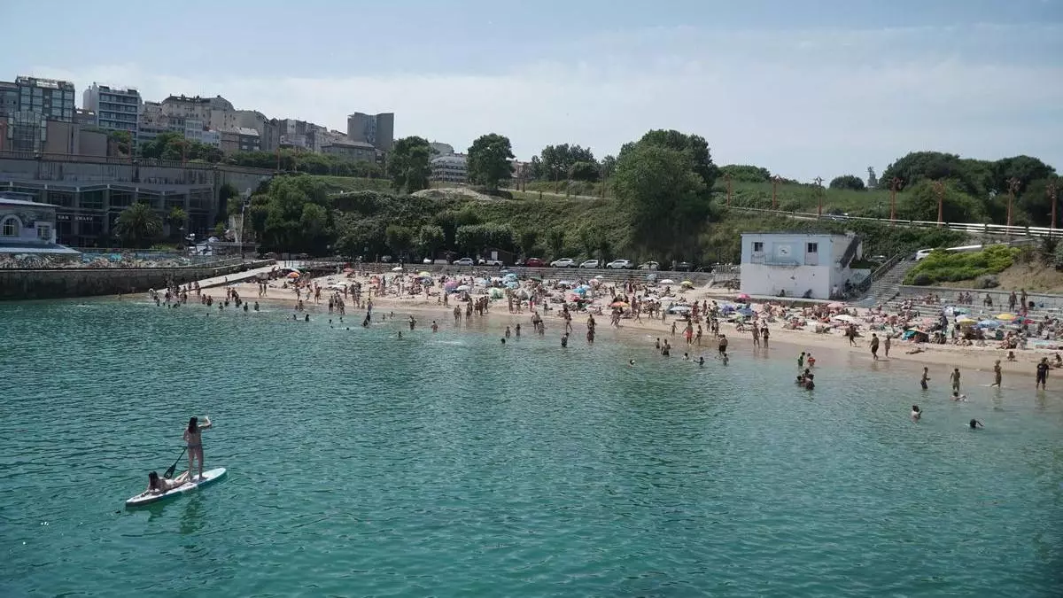 El orgullo de los bañistas de San Amaro por un rincón que sienten suyo: "La playa la cuidamos nosotros"