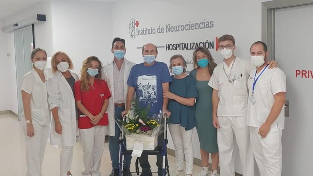 Francisco Poyato, con el equipo del Instituto de Neurociencias, el día que recibió el alta, en octubre pasado.