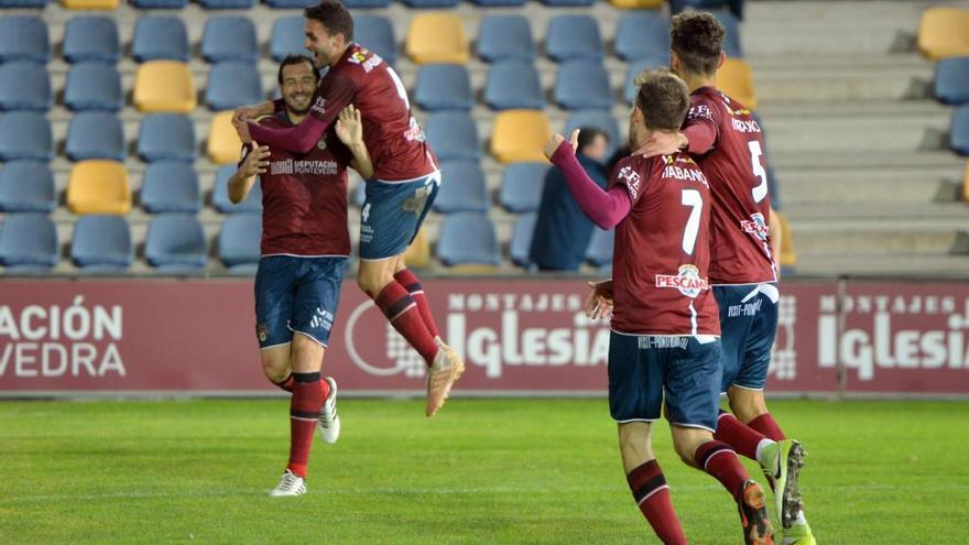 Mikel Arruabarrena celebra con Churre, Álex González y Adrián León uno de los dos goles que anotó