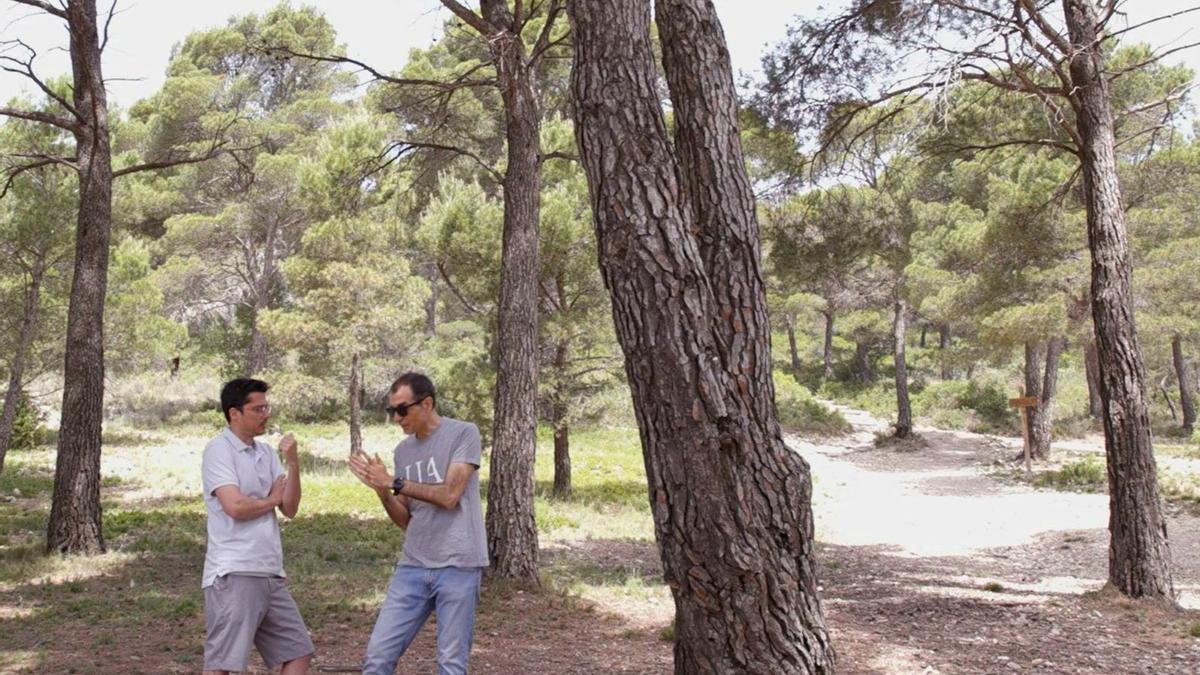 Los investigadores Emilio Guirado y Fernando Maestre Gil durante sus estudios de campo en el Maigmó.