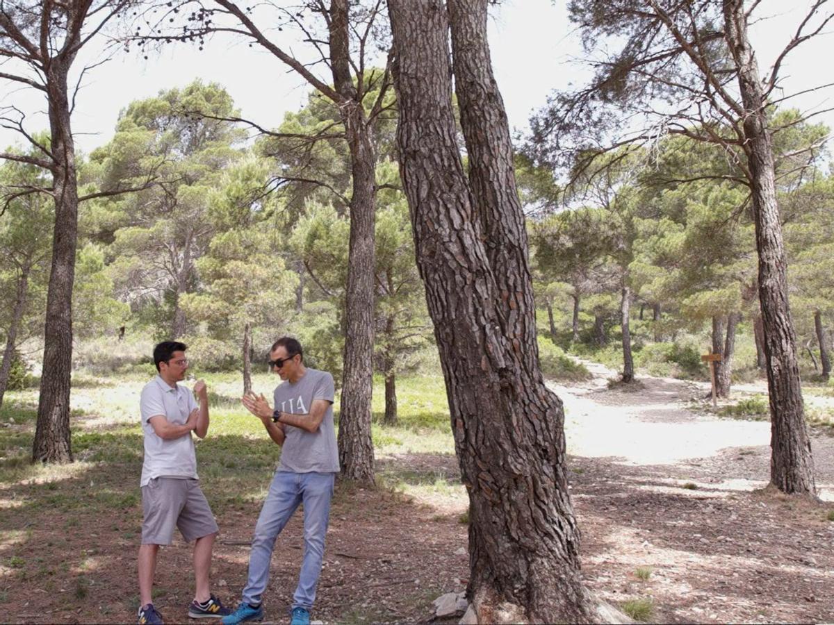 Los investigadores Emilio Guirado y Fernando Maestre Gil durante sus estudios de campo en el Maigmó.