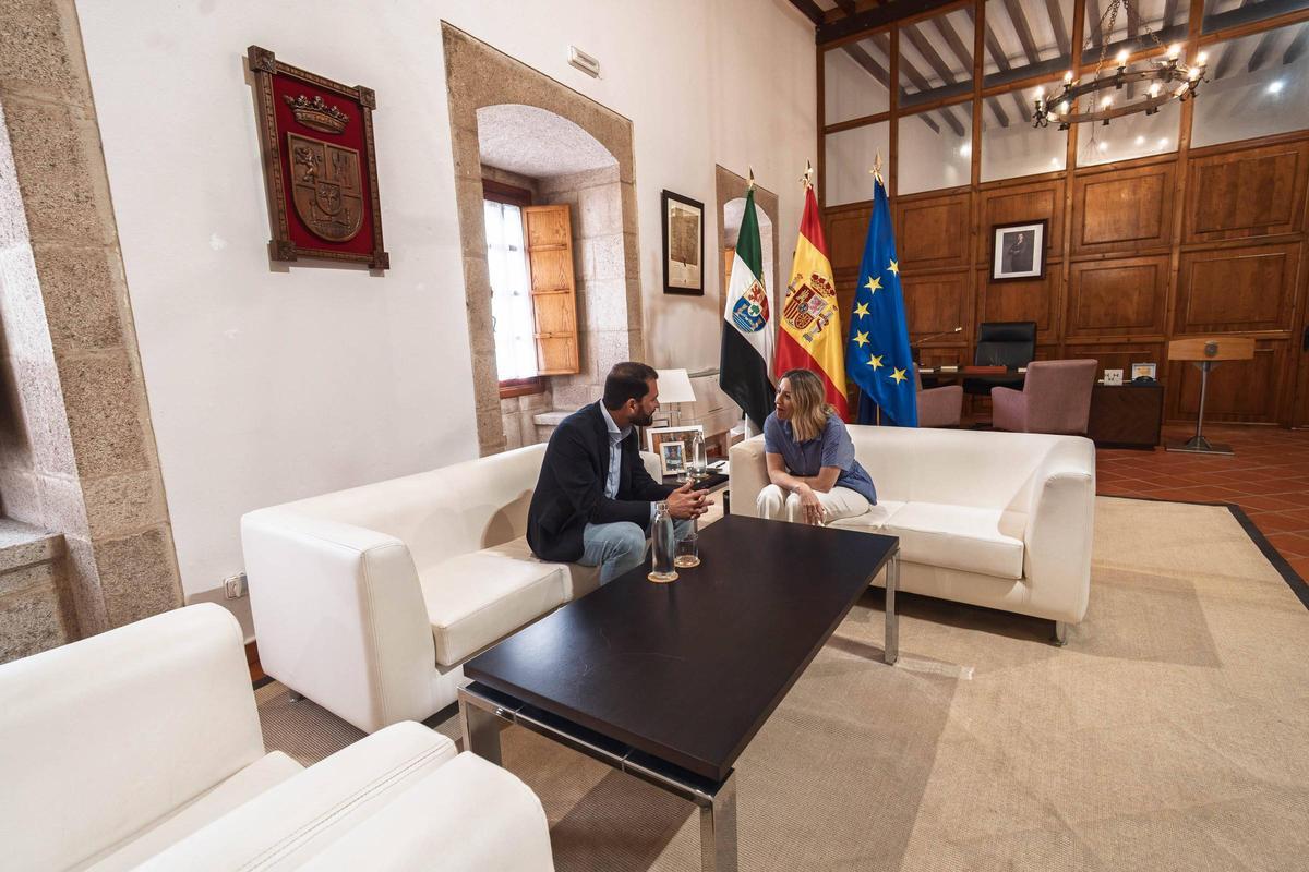 Fotogalería | Reunión entre la presidenta de la Junta, María Guardiola, y el secretario del PSOE en Extremadura, Álvaro Sánchez Cotrina