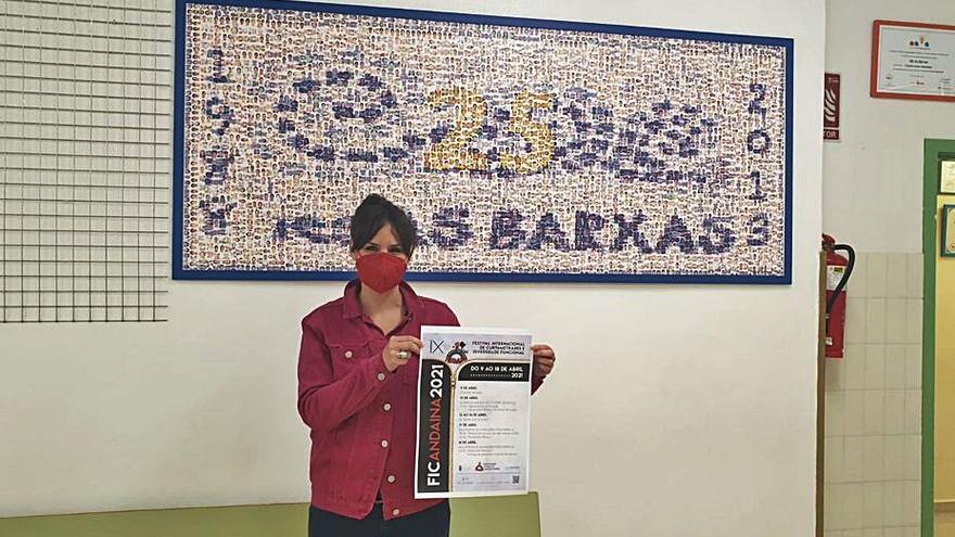 Iria Collazo con el cartel del festival en el IES As Barxas.