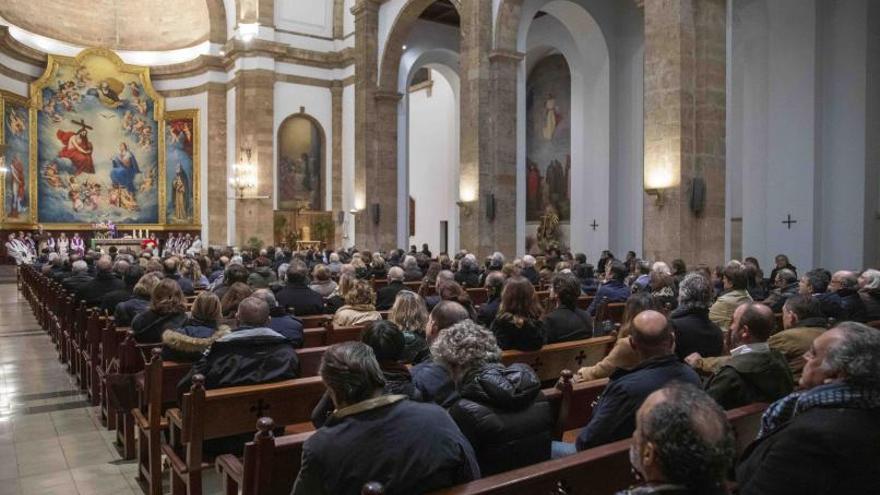 La parroquia de la Santíssima Trinitat se llenó para arropar a la familia del abogado Rafael Perera.