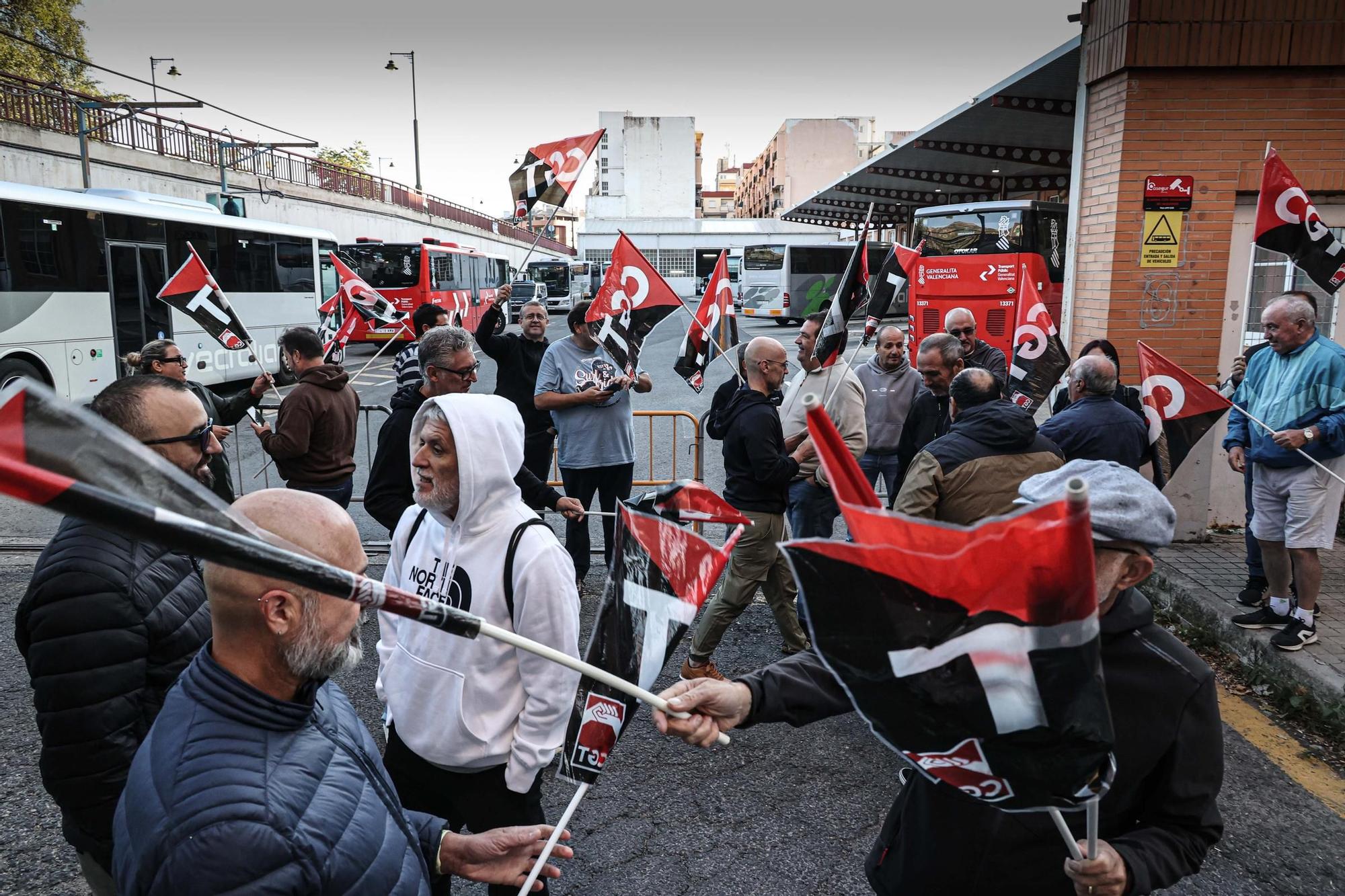 Imágenes de la huelga de los trabajadores de Automóviles La Alcoyana Vectalia