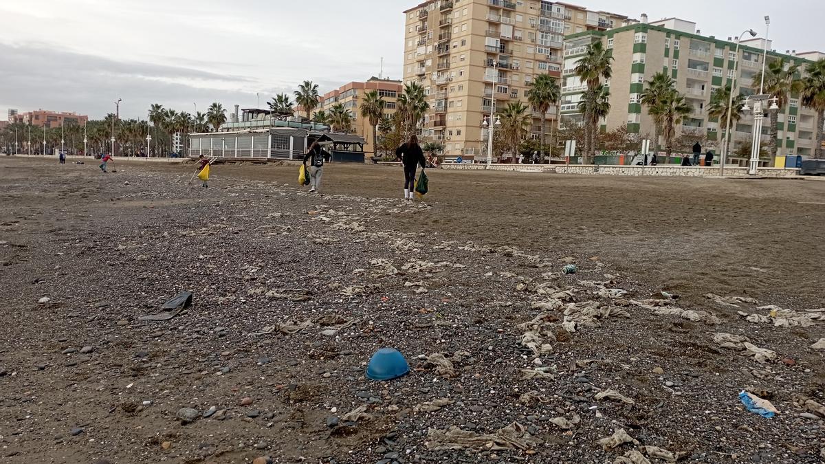 La playa de San Andrés, en plena limpieza de los voluntarios medioambientales, el pasado sábado.