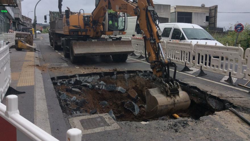 Una tubería rota hunde la calzada y obliga a cerrar un carril en la avenida de Monelos