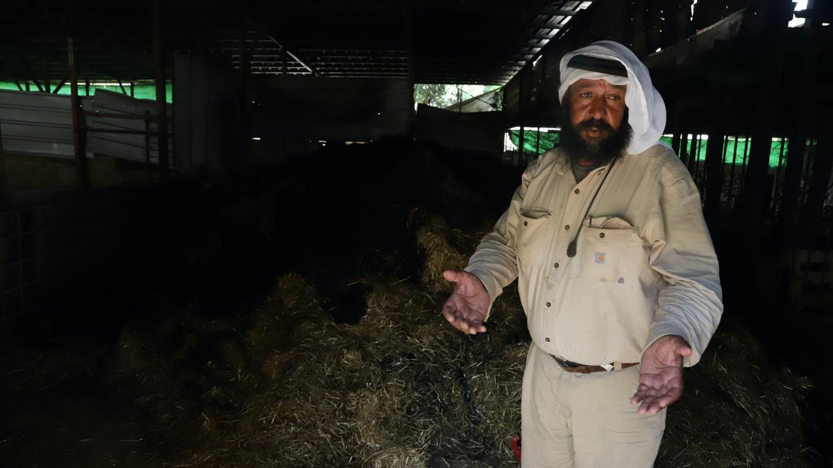 El pastor palestino, Abu Ali, muestra el granero al que prendieron fuego los colonos judíos en Burqa.