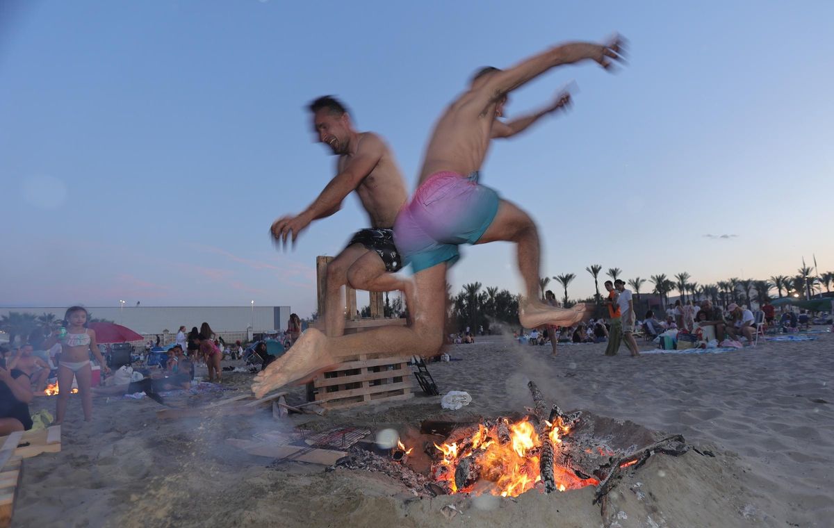 Imagen de la Nit de Sant Joan del pasado año en la playa del Pinar de Castelló.