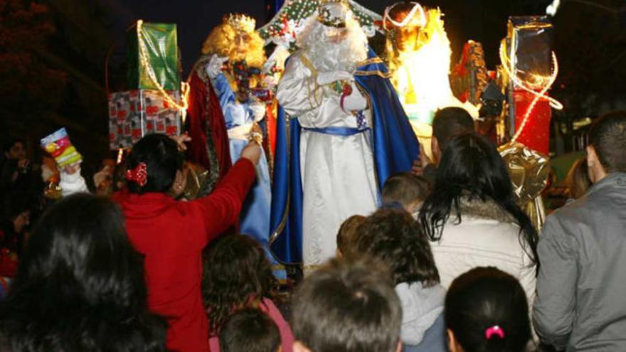 Juguetes, caramelos y fiesta en San Gabriel