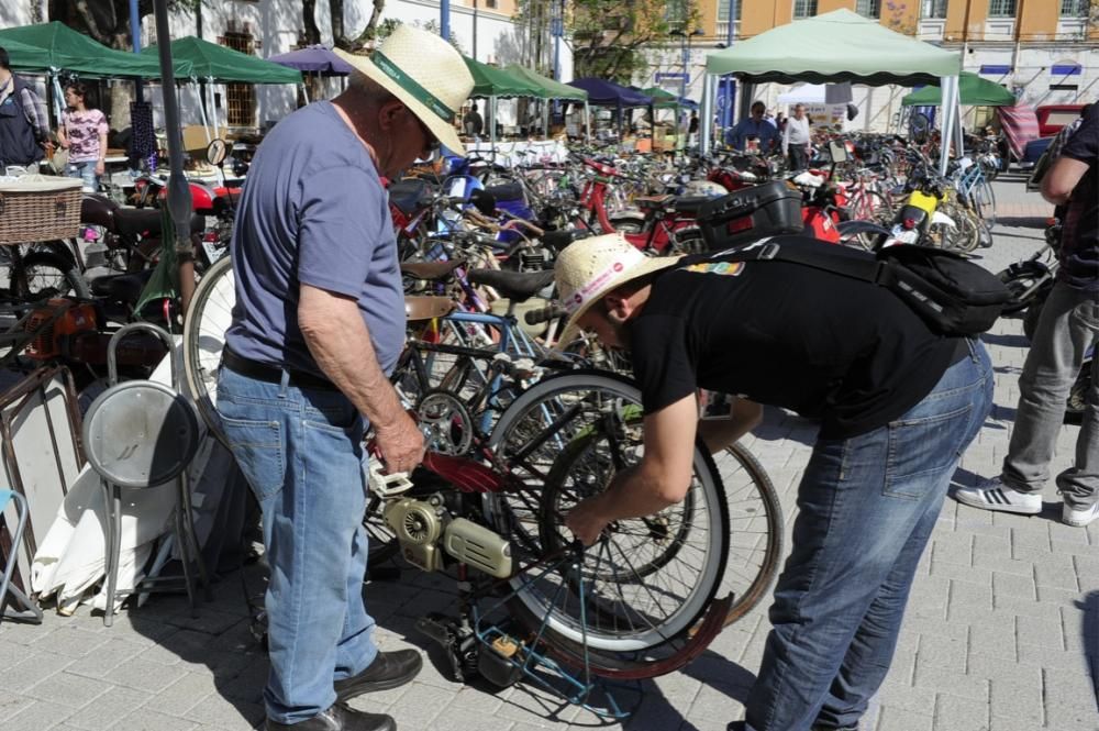 Lo coches antiguos conquistan  el Cuartel de Artillería