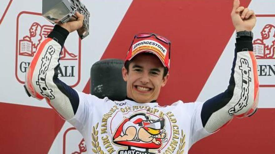 Marc Márquez en el podio de Cheste celebrando su primera corona de MotoGP.