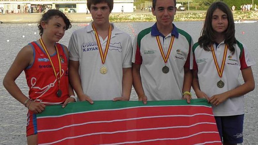 Daniel Camarzana, segundo por la izquierda, junto a los otros medallistas zamoranos en Castelldefels.