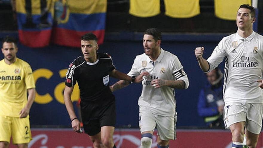 Cristiano, celebrando su gol en Vila-real mientras Ramos protesta al árbitro.