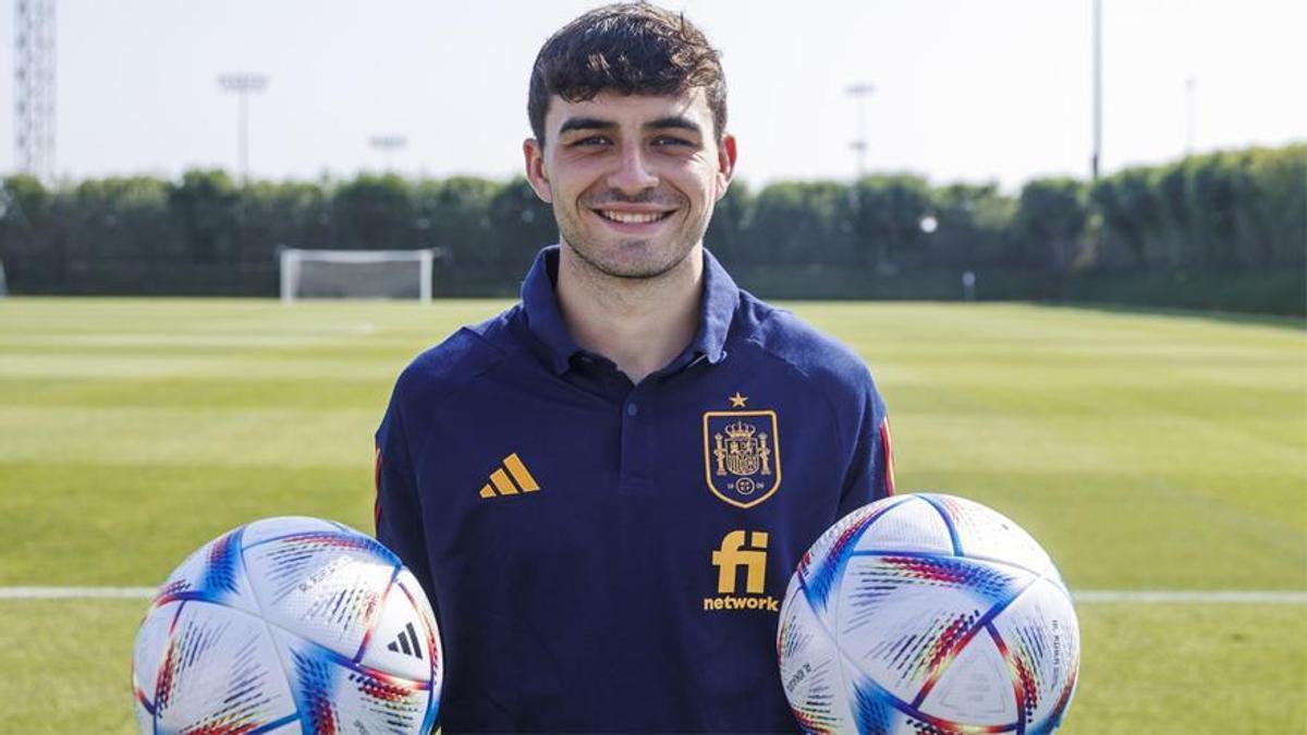 Pedri siempre tiene preparada su sonrisa en la selección.