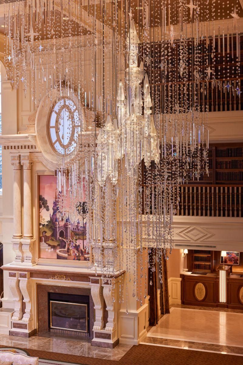 Una increíble lámpara de cristal te recibe en el lobby de Disneyland Hotel