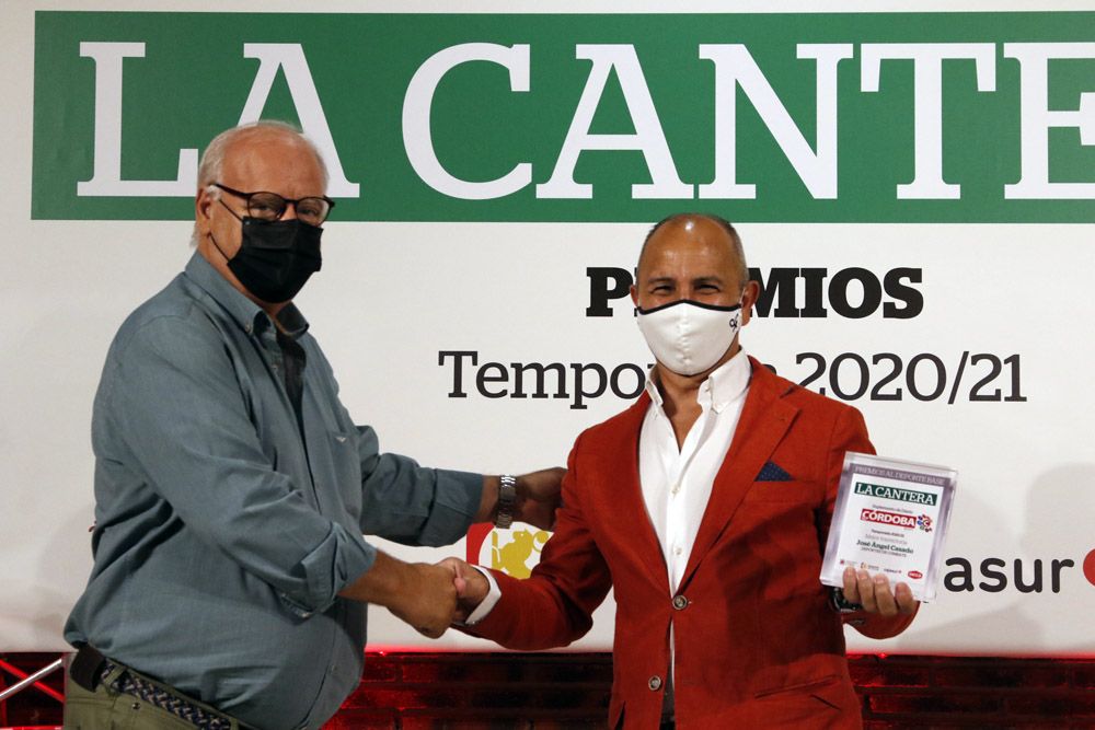 Antonio Cabello entrega el galardón a José Ángel Casado