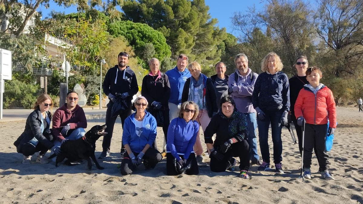 Part dels voluntaris que han participat a la jornada a la platja de Grifeu