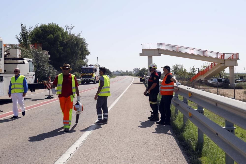 Un camión derriba la pasarela peatonal del Saler